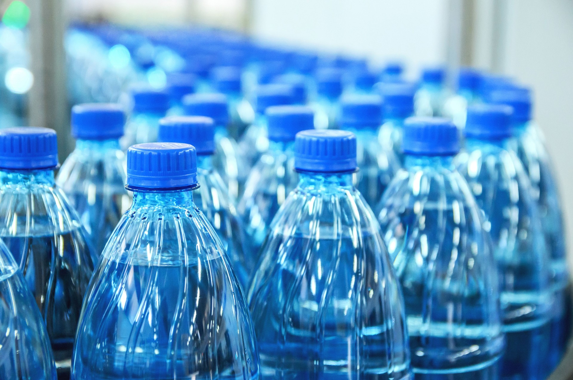 Closeup de botellas de agua mineral en bruto y líneas